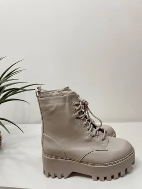 Combat boots nude